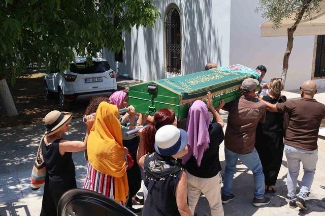 Muğla’da hayatını kaybeden kadının tabutunu kadınlar taşıdı 1