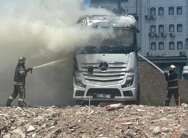Park halindeki &ccedil;ekici alevlere teslim oldu 2