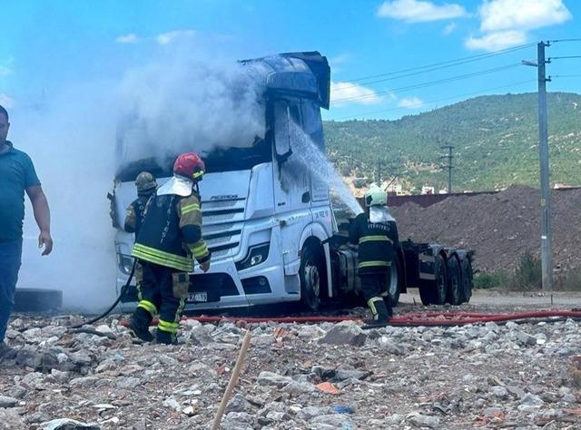Park halindeki &ccedil;ekici alevlere teslim oldu 1