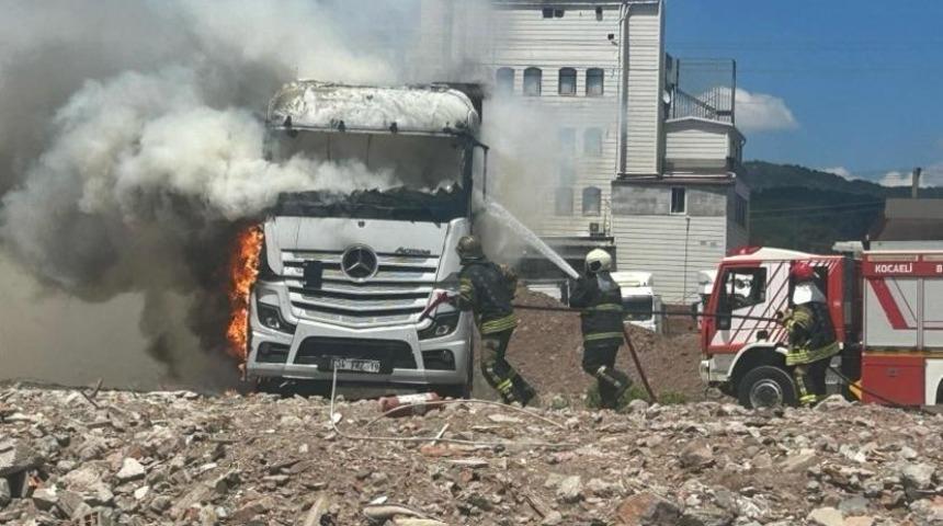 Park halindeki &ccedil;ekici alevlere teslim oldu