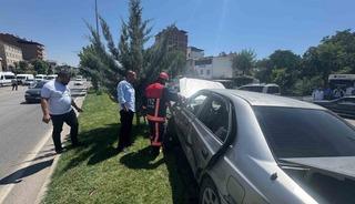 Elazığ&rsquo;da beton mikseriyle otomobil &ccedil;arpıştı: 3 yaralı