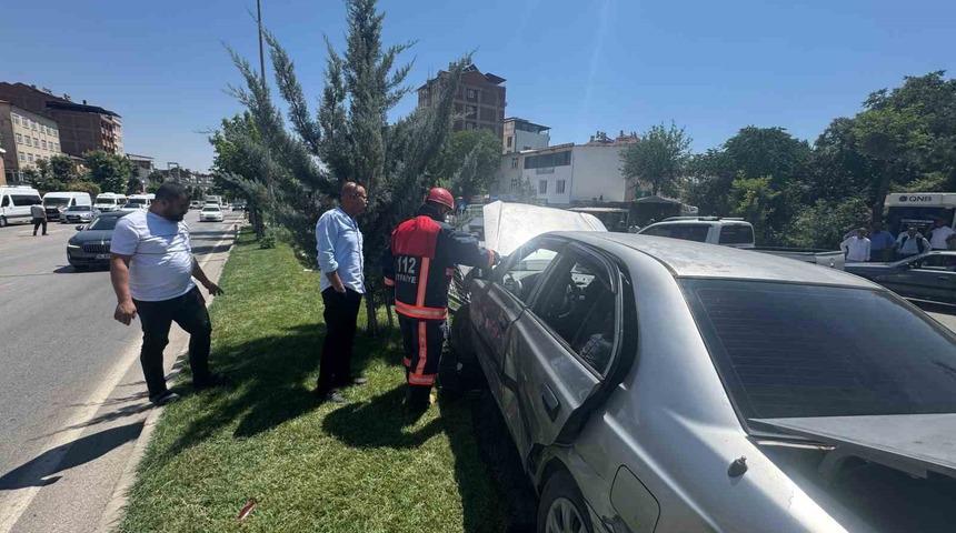 Elazığ&rsquo;da beton mikseriyle otomobil &ccedil;arpıştı: 3 yaralı