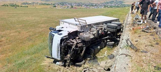 Muş’ta kamyonla otomobil çarpıştı: 2 ölü, 1 yaralı 1
