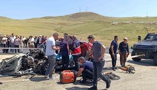 Muş&rsquo;ta kamyonla otomobil &ccedil;arpıştı: 2 &ouml;l&uuml;, 1 yaralı