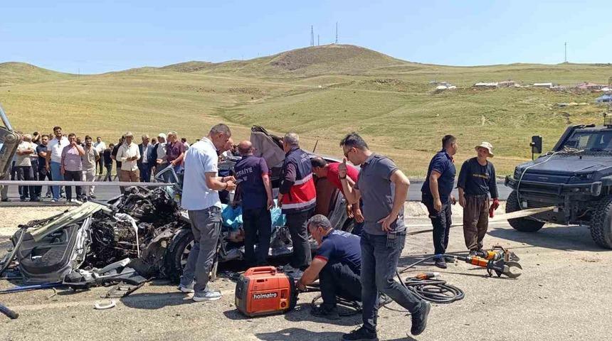 Muş&rsquo;ta kamyonla otomobil &ccedil;arpıştı: 2 &ouml;l&uuml;, 1 yaralı