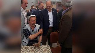 AK Parti Giresun milletvekili Cemal Öztürk ile vatandaşın tokalaşma anı tebessüm ettirdi!