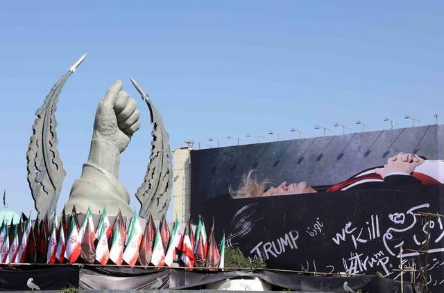 Tahran&rsquo;ın kalbindeki meydana "tabutta yatan Trump" afişi asıldı 7
