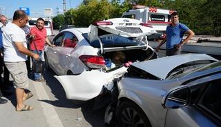Yavaşlayan trafik zincirlemeye kazaya sebep oldu: 1'i &ccedil;ocuk 3 yaralı