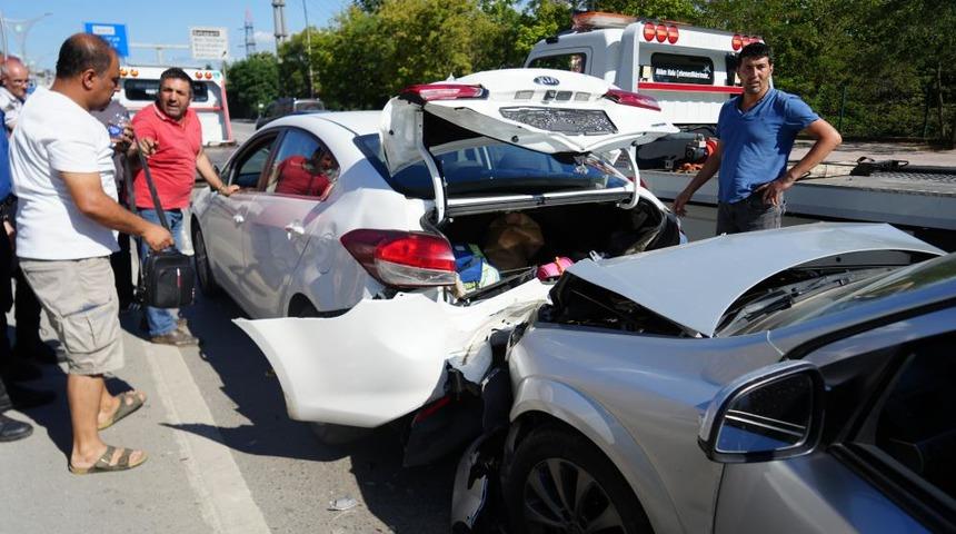 Yavaşlayan trafik zincirlemeye kazaya sebep oldu: 1'i &ccedil;ocuk 3 yaralı