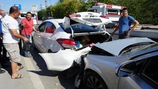 Yavaşlayan trafik zincirlemeye kazaya sebep oldu: 1'i çocuk 3 yaralı