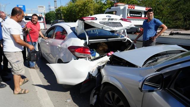 Yavaşlayan trafik zincirlemeye kazaya sebep oldu: 1'i çocuk 3 yaralı