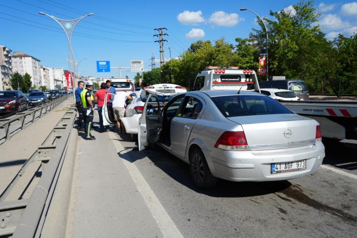 Yavaşlayan trafik zincirlemeye kazaya sebep oldu: 1 i çocuk 3 yaralı 1