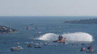 İstanbul Boğazı'nda 15 Temmuz şehitleri anısına 253 gemilik deniz korteji