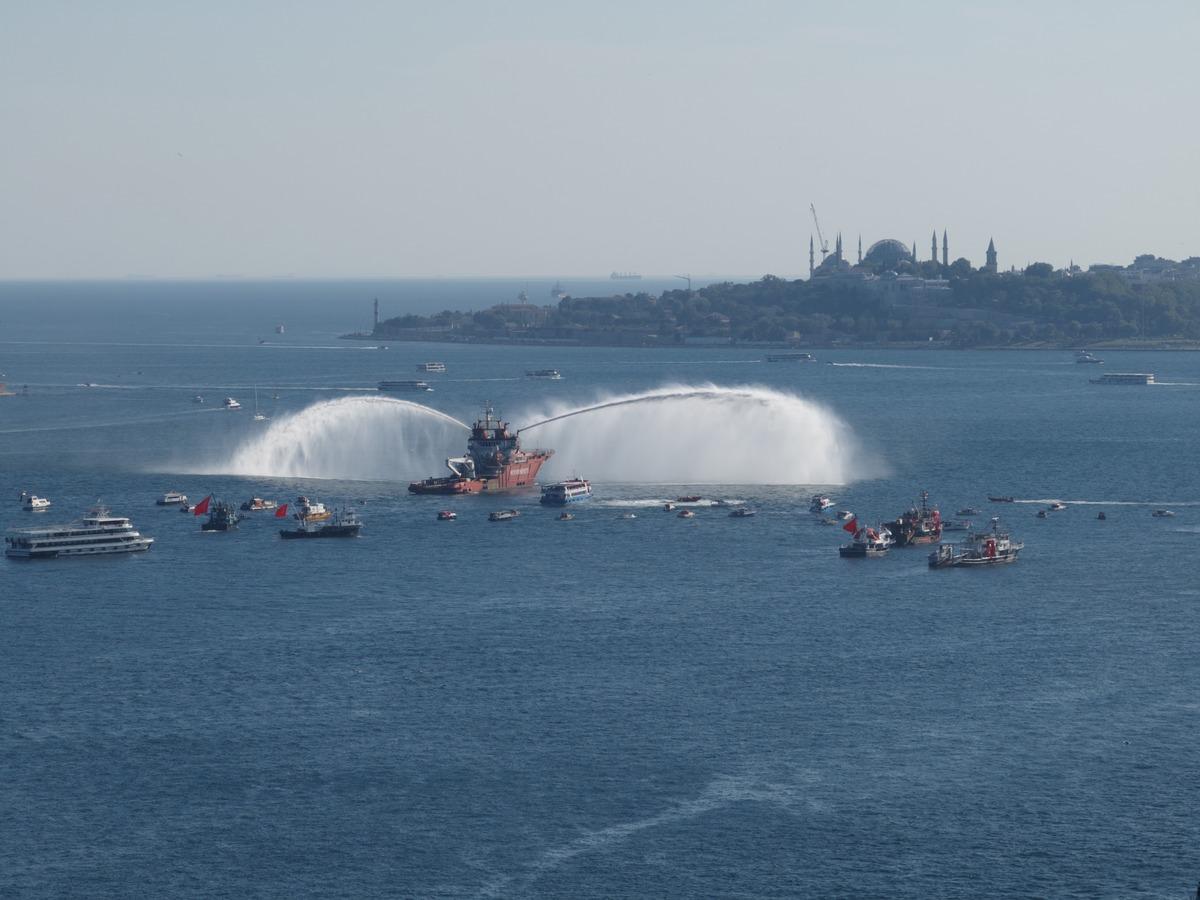 İstanbul Boğazı nda 15 Temmuz şehitleri anısına 253 gemilik deniz korteji 1
