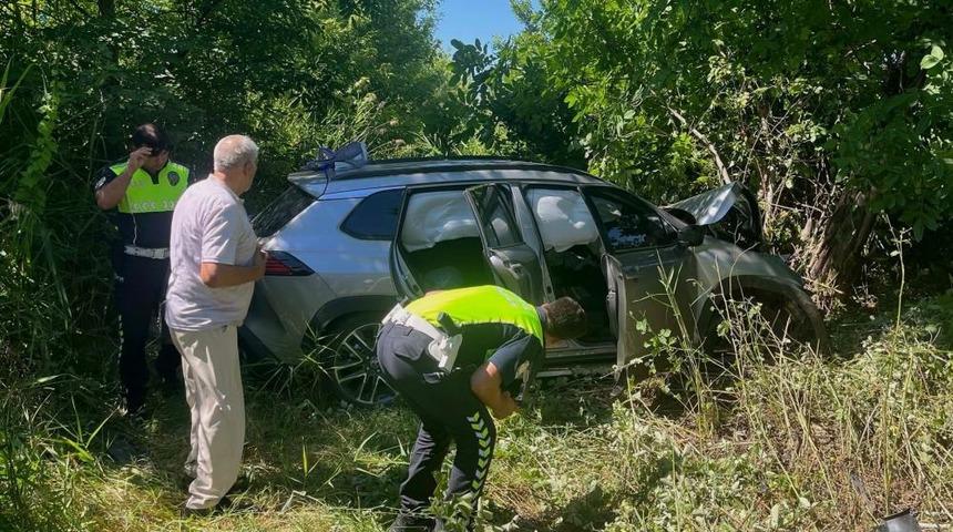 Lastiği patlayan cip şarampole u&ccedil;tu: 3 yaralı