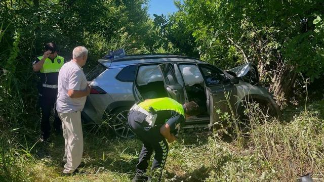 Lastiği patlayan cip şarampole uçtu: 3 yaralı