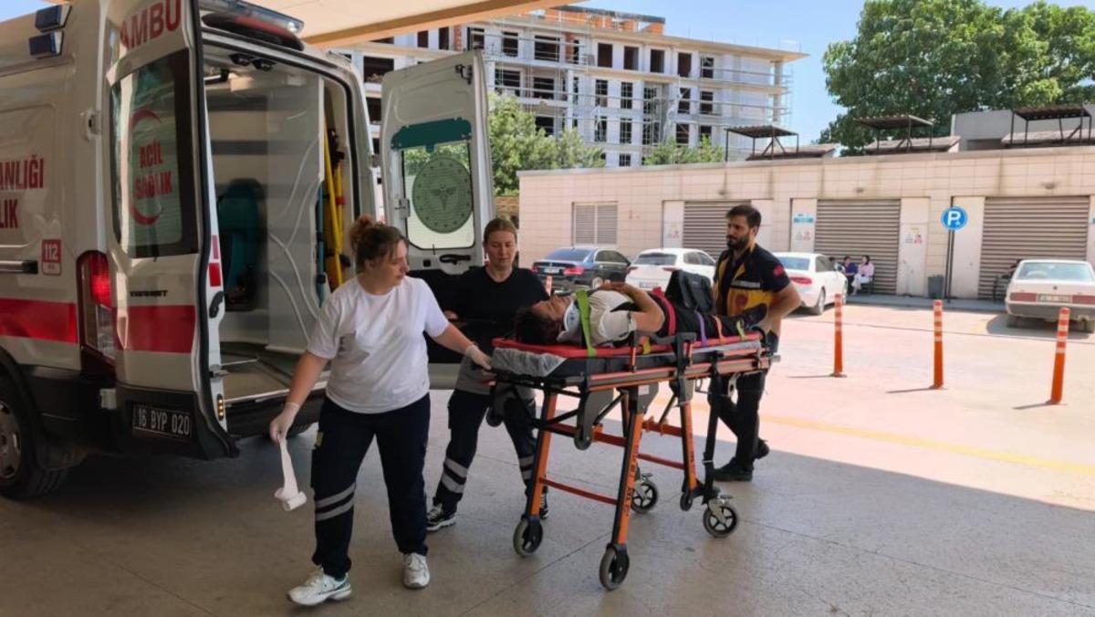 Lastiği patlayan cip şarampole uçtu: 3 yaralı 1