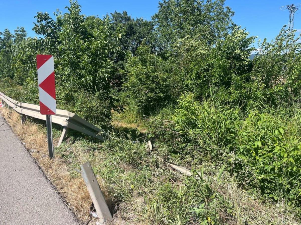 Lastiği patlayan cip şarampole uçtu: 3 yaralı 2