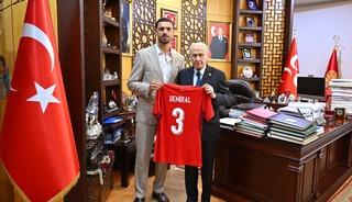 MHP lideri Bah&ccedil;eli, milli futbolcu Merih Demiral'ı kabul etti