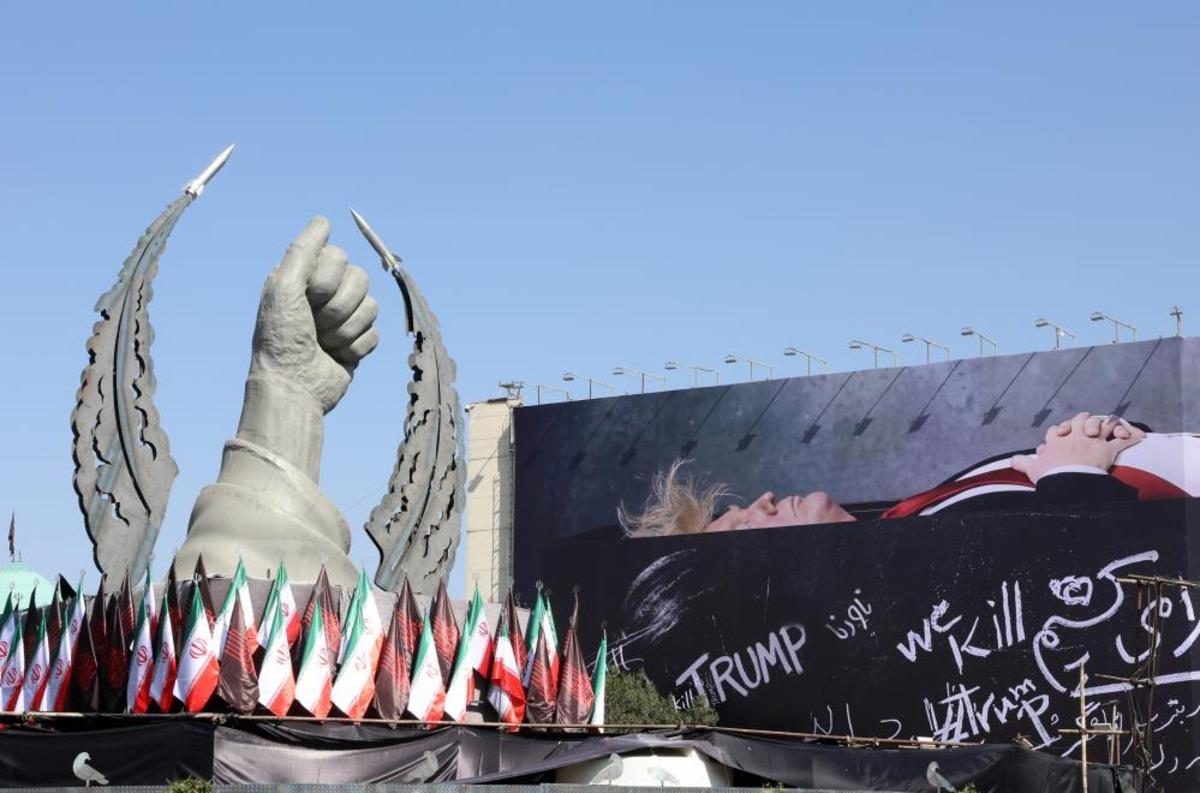 Tahran ın kalbindeki meydana "tabutta yatan Trump" afişi asıldı 2