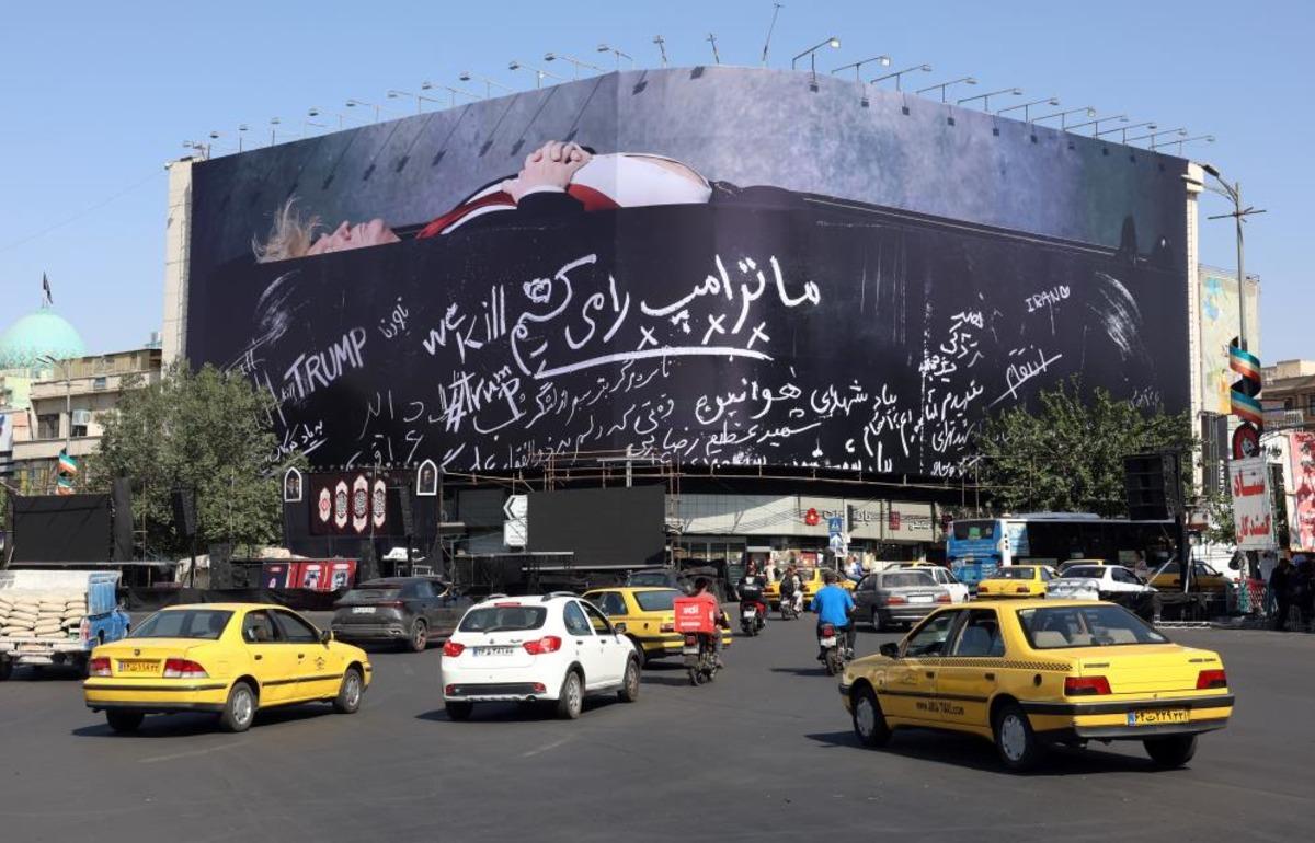 Tahran ın kalbindeki meydana "tabutta yatan Trump" afişi asıldı 5