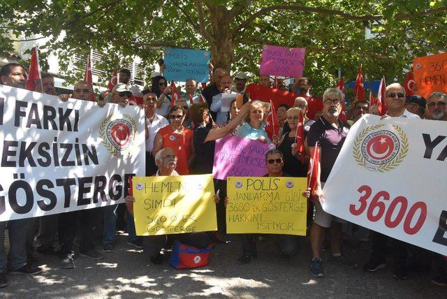 İzmir'de emekli polislerden 'ek gösterge' eylemi