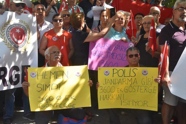 İzmir'de emekli polislerden 'ek gösterge' eylemi