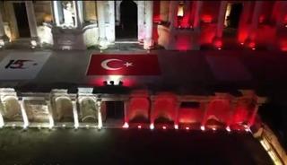 Bakan Ersoy duyurdu! Pamukkale ve Hierapolis Antik Kenti T&uuml;rk bayrağının renkleriyle aydınlatıldı