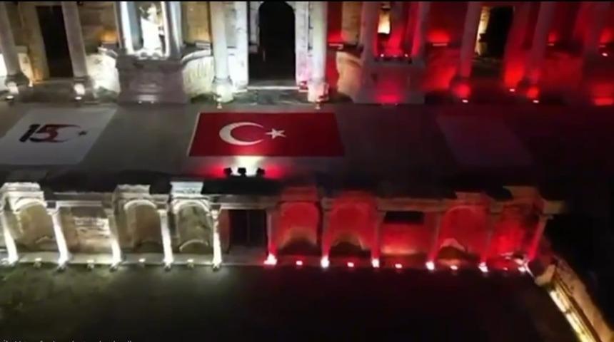 Bakan Ersoy duyurdu! Pamukkale ve Hierapolis Antik Kenti T&uuml;rk bayrağının renkleriyle aydınlatıldı