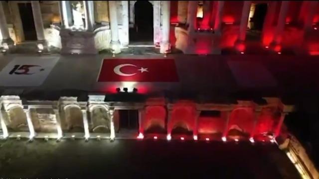 Bakan Ersoy duyurdu! Pamukkale ve Hierapolis Antik Kenti Türk bayrağının renkleriyle aydınlatıldı