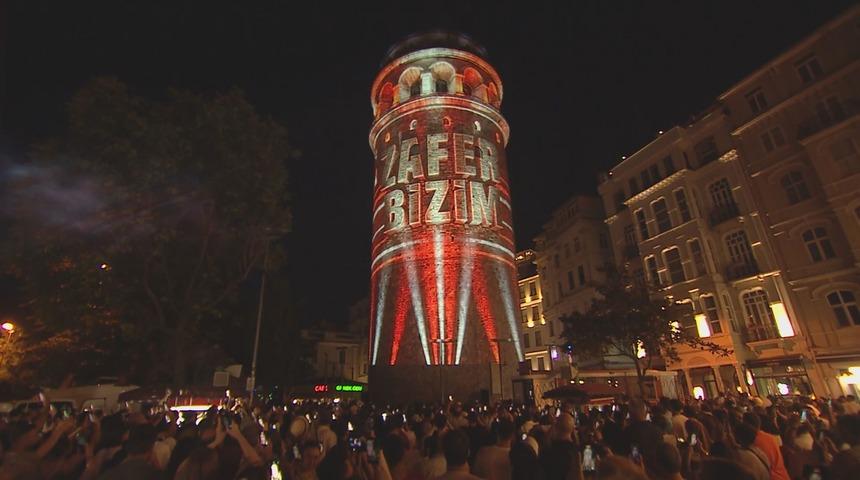 Galata Kulesi'nde 15 Temmuz'un 10'uncu yılında ışık g&ouml;sterisi ger&ccedil;ekleştirildi