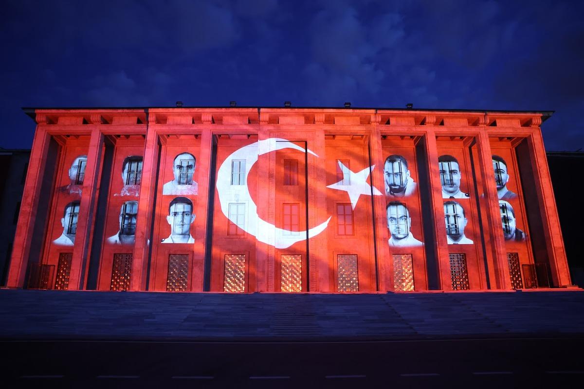 TBMM binasına 15 Temmuz un 10 uncu yılında şehitlerin fotoğrafı yansıtıldı 2
