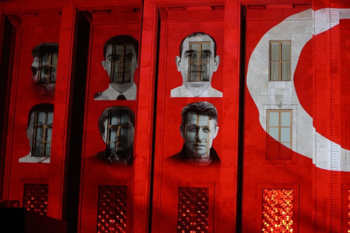 TBMM binasına 15 Temmuz un 10 uncu yılında şehitlerin fotoğrafı yansıtıldı 3