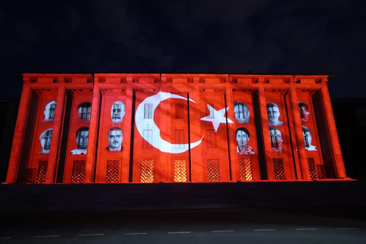 TBMM binasına 15 Temmuz un 10 uncu yılında şehitlerin fotoğrafı yansıtıldı 1