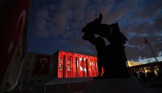 TBMM'ye 15 Temmuz şehitlerinin fotoğrafı yansıtıldı