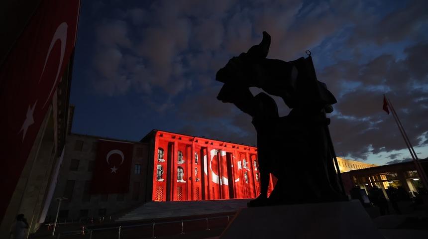 TBMM binasına 15 Temmuz'un 10'uncu yılında şehitlerin fotoğrafı yansıtıldı