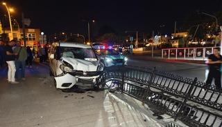 İki motosiklete birden &ccedil;arptı: 1 &ouml;l&uuml;, 3 yaralı