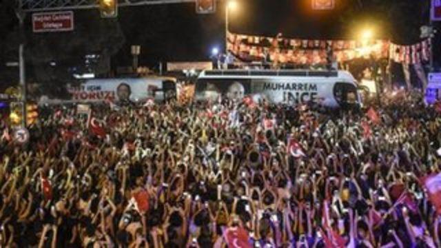 Muharrem İnce'den Kadıköy'de gece mitingi