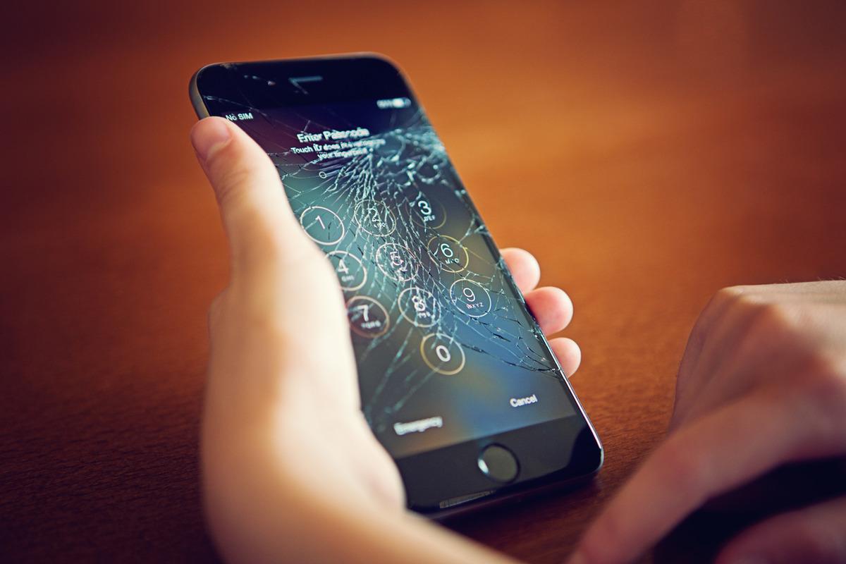 Ülkedeki tüm erkekler telefonunu parçalıyor! İşte sebebi 1