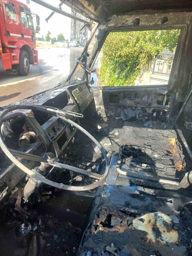 Elazığ&rsquo;da pikap alev topuna d&ouml;nd&uuml; 2