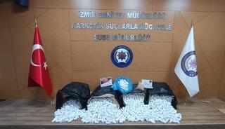 İzmir&rsquo;de zehir tacirlerine baskın: 3 tutuklama