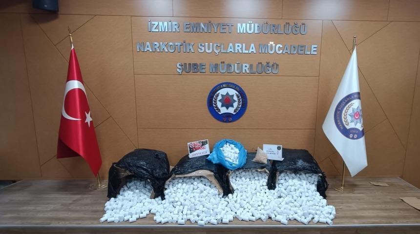 İzmir&rsquo;de zehir tacirlerine baskın: 3 tutuklama