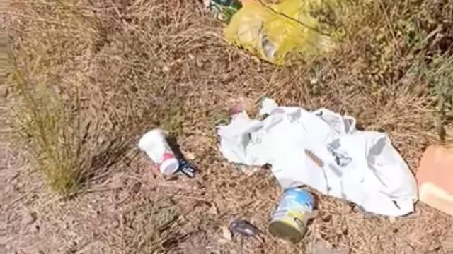 Gölet kenarlarına atılan çöpler tepki topluyor