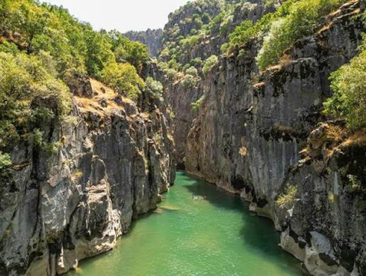 Dik kayaların arasında serin suların keyfini çıkardılar! Van ın minyatür Bali si 3