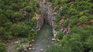 Dik kayaların arasında serin suların keyfini çıkardılar! Van'ın minyatür Bali'si
