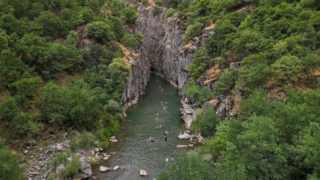 Dik kayaların arasında serin suların keyfini çıkardılar! Van'ın minyatür Bali'si