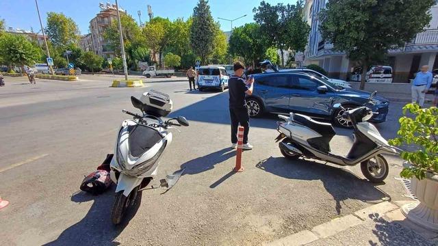 Motosiklet ile otomobil &ccedil;arpıştı: 1 yaralı 2
