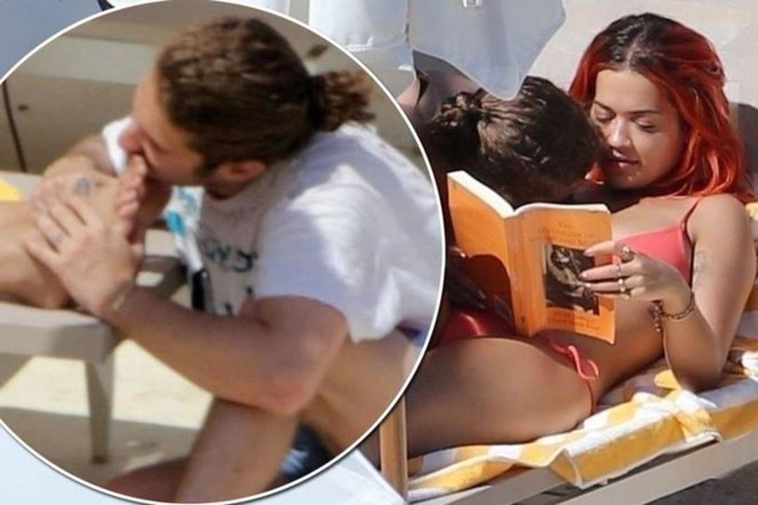 Sevgilisi Rita Ora'nın &ouml;nce ayağını emdi sonra da...