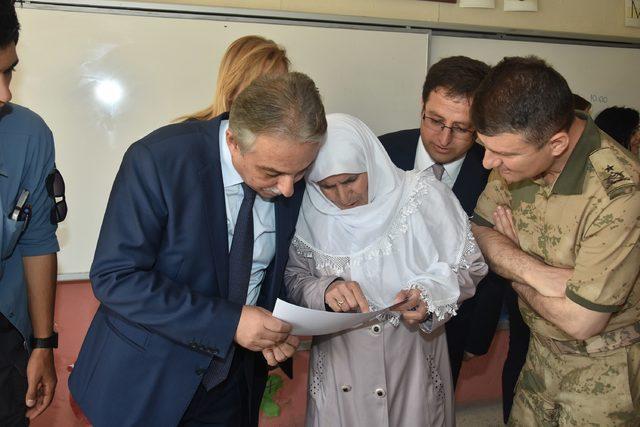 Hakkari de okur-yazar belgesi alan kadınların hedefi ilkokul diploması 1