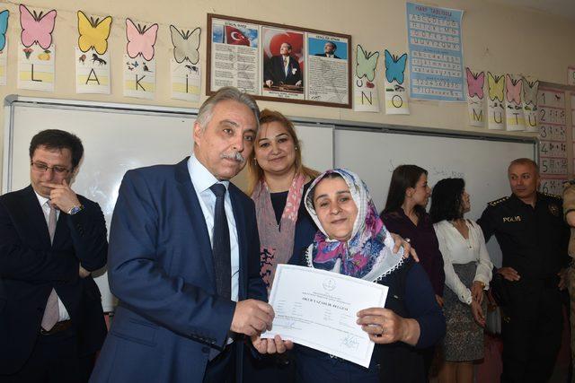 Hakkari de okur-yazar belgesi alan kadınların hedefi ilkokul diploması 2